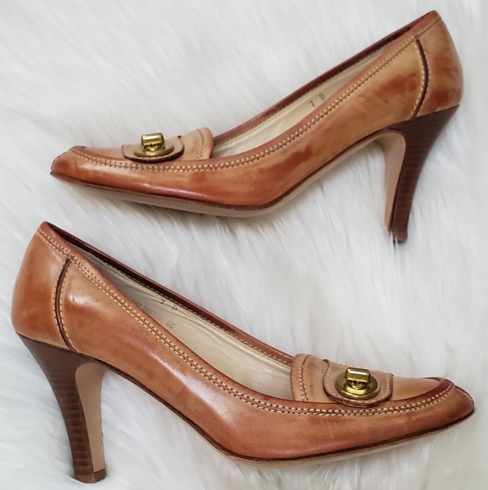 Coach Danyell distressed turnlock tan pumps Size 7